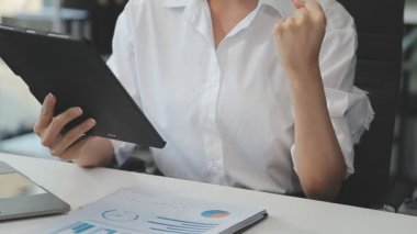 İş kadınını dizüstü bilgisayar ve tablet kullanarak kapat