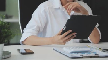 Ofiste çalışan iş kadını, tablet ve tablet kullanıyor