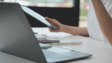 Ofiste dizüstü bilgisayar kullanan kadın