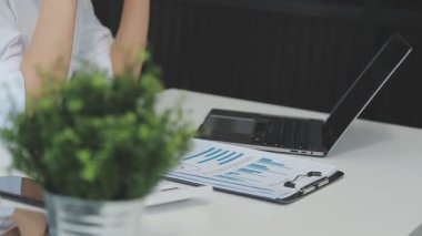 Ofis masasında çalışan iş kadınına yakın çekim