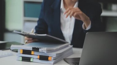 İş yerinde çalışan işadamı, başarılı iş kavramı