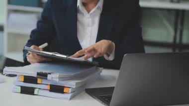 işkadını belgelerle ve dizüstü