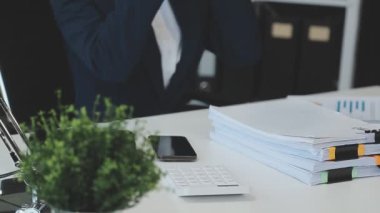 Masada mali belgelerle çalışan bir işadamı