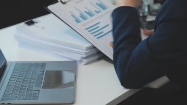 Ofiste çalışan genç iş kadınına yakın çekim. Modern ofiste çalışma kavramı