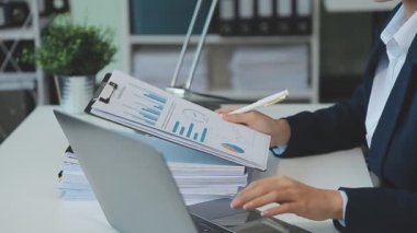 İş kadını işte dizüstü bilgisayar kullanıyor