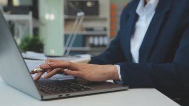 Modern ofiste masasında çalışan bir iş kadını.