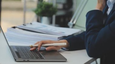 İşadamı ofiste dizüstü bilgisayarda çalışıyor.