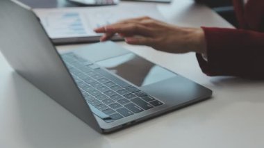 İş kadını iş yerinde dizüstü bilgisayar kullanıyor