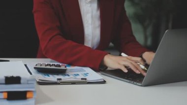 Ofiste çalışan iş adamları.