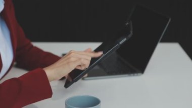 Tablet bilgisayar kullanan genç bir kadın