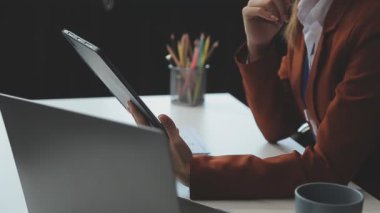 Ofiste Dizüstü bilgisayarda çalışan kadın