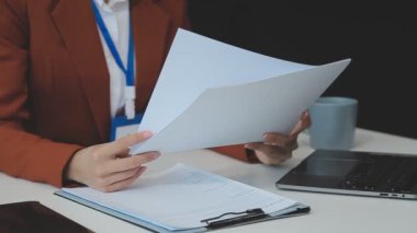 Genç kadın bir dizüstü bilgisayar üzerinde çalışıyor..