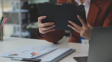 Ofiste dizüstü bilgisayarda çalışan genç iş kadını.