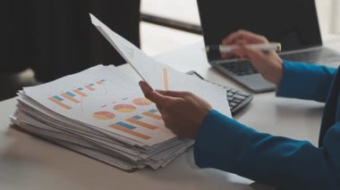 Finansal verileri hesaplamak ve şirketi hesaplamak için hesap makinesini kullanan bir iş kadını olan şirket, planı ve karı artıran şirkettir..