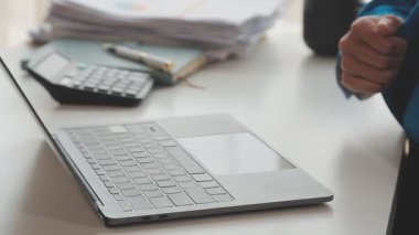 laptop çalışma iş adamı
