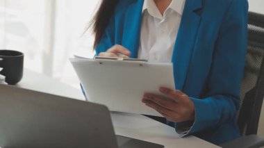 Modern ofisinde çalışan iş kadın