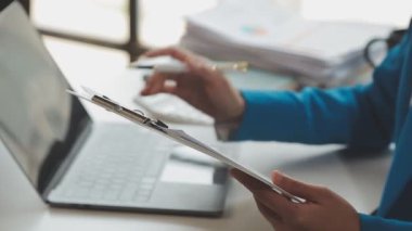 İş adamları bilgisayarda çalışır