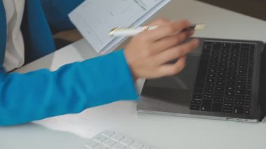 Ofis Masası çalışan kadın