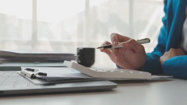 İş kadını deftere notlar yazıyor..