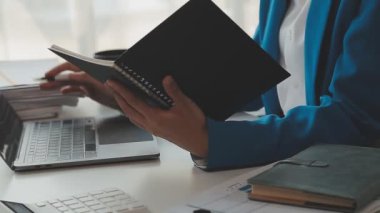 Ofiste çalışan bir işadamı.