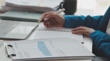 İş kadını defterde yazıyor.