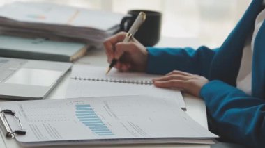 İş ekibi bir toplantıda çalışıyor..