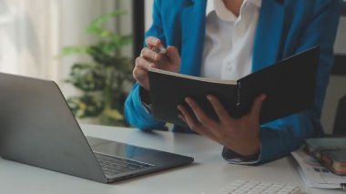 Ofiste çalışan genç iş kadını, dizüstü bilgisayarda çalışan iş kadını..