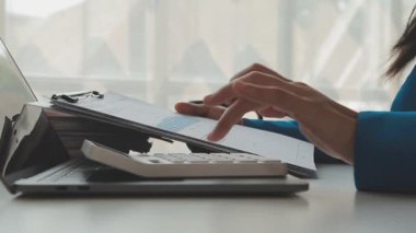 Modern ofis genç kadın