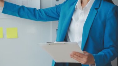 İş kadını ofisteki panoya yazı yazıyor