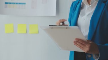 Ofiste tabletli ve belgeli bir iş kadını var..