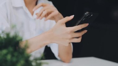 Kafede cep telefonu kullanan kadınların ellerini kapat.