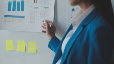 Ofisinde panosu olan genç bir iş kadını..