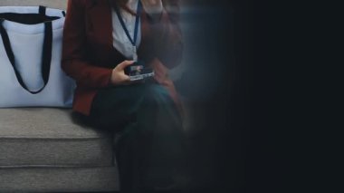 Akıllı telefon kullanan kadın