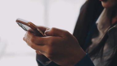 Cep telefonu kullanan kadına yakınlaş