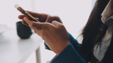 cep telefonuyla kafede iş kadını