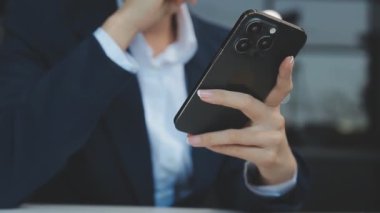 Akıllı Telefon Kullanan Adam 'ın Kapanışı