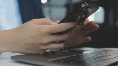 Akıllı telefonla erkek ellerini kapat.