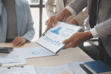 Şirket büyümesi projesini tartışan finans müdürü toplantısı başarılı mali istatistikler, strateji planı için belge, dizüstü bilgisayar ve dijital tabletle çalışan profesyonel yatırımcı.