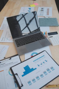 Şirket büyümesi projesini tartışan finans müdürü toplantısı başarılı mali istatistikler, strateji planı için belge, dizüstü bilgisayar ve dijital tabletle çalışan profesyonel yatırımcı.