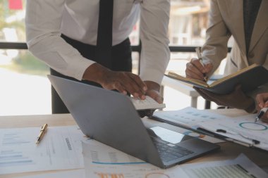 Şirket büyümesi projesini tartışan finans müdürü toplantısı başarılı mali istatistikler, strateji planı için belge, dizüstü bilgisayar ve dijital tabletle çalışan profesyonel yatırımcı.