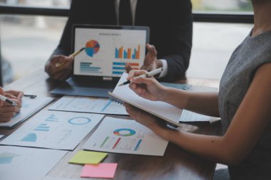 Şirket büyümesi projesini tartışan finans müdürü toplantısı başarılı mali istatistikler, strateji planı için belge, dizüstü bilgisayar ve dijital tabletle çalışan profesyonel yatırımcı.