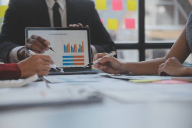 Şirket büyümesi projesini tartışan finans müdürü toplantısı başarılı mali istatistikler, strateji planı için belge, dizüstü bilgisayar ve dijital tabletle çalışan profesyonel yatırımcı.