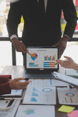 Şirket büyümesi projesini tartışan finans müdürü toplantısı başarılı mali istatistikler, strateji planı için belge, dizüstü bilgisayar ve dijital tabletle çalışan profesyonel yatırımcı.