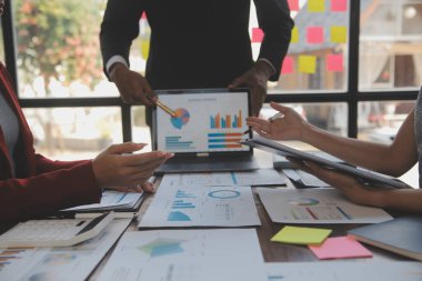 Şirket büyümesi projesini tartışan finans müdürü toplantısı başarılı mali istatistikler, strateji planı için belge, dizüstü bilgisayar ve dijital tabletle çalışan profesyonel yatırımcı.