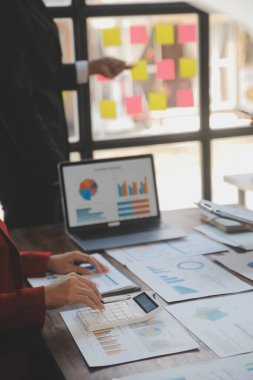 Şirket büyümesi projesini tartışan finans müdürü toplantısı başarılı mali istatistikler, strateji planı için belge, dizüstü bilgisayar ve dijital tabletle çalışan profesyonel yatırımcı.