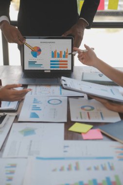 Şirket büyümesi projesini tartışan finans müdürü toplantısı başarılı mali istatistikler, strateji planı için belge, dizüstü bilgisayar ve dijital tabletle çalışan profesyonel yatırımcı.