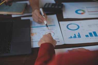 Şirket büyümesi projesini tartışan finans müdürü toplantısı başarılı mali istatistikler, strateji planı için belge, dizüstü bilgisayar ve dijital tabletle çalışan profesyonel yatırımcı.
