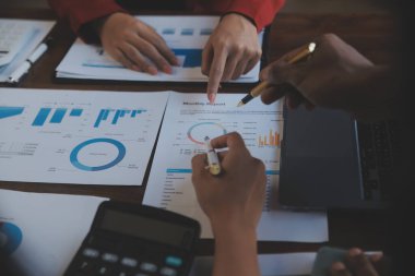 Şirket büyümesi projesini tartışan finans müdürü toplantısı başarılı mali istatistikler, strateji planı için belge, dizüstü bilgisayar ve dijital tabletle çalışan profesyonel yatırımcı.