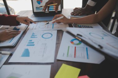 Şirket büyümesi projesini tartışan finans müdürü toplantısı başarılı mali istatistikler, strateji planı için belge, dizüstü bilgisayar ve dijital tabletle çalışan profesyonel yatırımcı.