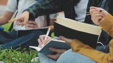 Üniversite kampüsünde okuyan bir grup öğrenci. Kampüste okuyan gençler. eğitim kavramı